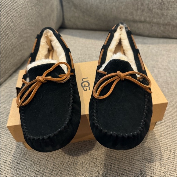 Brand new Ugg Dakota moccasins. - Picture 1 of 4